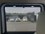 眩しい日差しをさえぎる収納式のロールサンシェード!