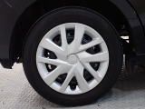 ホイールは車のデザインにマッチした専用タイプです。