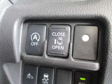 助手席側のスライドドアは運転席から指一本で開閉可能です。さらに外からは足で開閉できるオートハンズフリースライドドア付きなので両手がふさがっていても大丈夫です。
