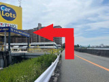 この信号を右折して堤防の道に入ります。狭い道ですので、通行にご注意ください。