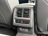 運転席・助手席・後席で個別に温度調整が可能な3ゾーンフルオートエアコン。乗る人それぞれに快適な空調を提供します。