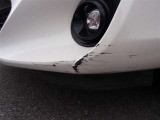 フロントバンパーにご覧のようなキズがございますので、現車でのご確認を宜しくお願いいたします。