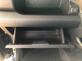 よく使うものが手を伸ばせばすぐ届く、機能面で充実した収納。