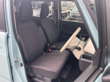 運転席もゆったり座ることができますよ☆