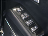電動格納&ミラー角度調整機能付きです。