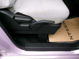 運転席はシートリフターが装備されています。