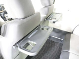 ◆シートバックテーブル◆フロントシートの背面に後席用のテーブルがついています。小物が置けて!カップホルダーもあります、ドライブ中や休憩時にも便利なテーブルです。
