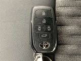 ドアの開閉時、両手が荷物で塞がっている時はキーレスでのカギの解除が大変ですよね。スマートキーはポケットやバッグに入れておけば、ノブに触れただけでロックの解除が可能です。とても便利な機能です。