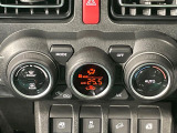 【オートエアコン】一度お好みの温度に設定すれば、車内の温度を検知し風量や温度を自動で調整。暑い&hellip;寒い&hellip;と何度もスイッチ操作をする必要はありません。快適な車内空間には必須の機能ですね♪
