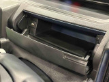 小物が収納できる運転席側インパネアッパーボックス。 ボックス内にはUSBソケットが一口。
