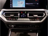左右独立式のエアコンは約3度運転席側に傾いており、ドライバーの目線の移動も少なく横目で見えるように配置されております。スイッチ類も片手で届く位置に配置しており、ドライバーの負担を軽減できます。