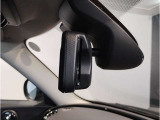 MINIではルームミラーの裏側にETCの車載器が内蔵されており、別途で車載器の購入必要なしで非常にスマート。皆様が驚かれるポイントのでもあります