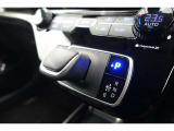 ★シフト操作を電子信号で送信できるシフト・バイ・ワイヤ技術の採用で、操作しやすい位置にシフトレバーが設置され、シフトチェンジ後には、レバーが自動的にセンターに戻るので、次の操作も素早く行えます!