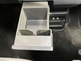 インストセンタースライドボックス・小物やスマホなどのちょっと置いたり、紙パックも収まるスライド式の収納です。ケーブルスリットがあり、スマートフォンを立てたままUSB電源に接続して充電できます。
