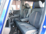 【運転席・助手席】座り心地の良い運転席・助手席です。長時間のドライブの疲れ軽減に貢献します。どうぞ快適なドライブを。