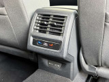 運転席・助手席・後席で個別に温度調整が可能な3ゾーンフルオートエアコン。乗る人それぞれに快適な空調を提供します。