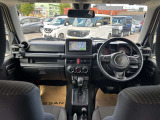すっきりした運転席周りにはナビやエアコンの操作パネルを設置しておりますので、お一人での運転でもご安心できます。