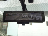 【スマートルームミラー】後方の映像を高精細モニターに映し出し、荷物や乗員で視界が遮られても安全に確認可能。夜間や雨天でもクリアな視界を確保する先進装備です。