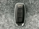 【インテリジェントキー】カバンやポケットに入れたままでもドアの施錠・開錠が可能なスマートキーを装備。スタートボタンのオン・オフ時もカギを取り出す必要がないからとっても便利です♪