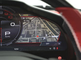 運転席のフル液晶ディスプレイにはレブカウンターのほか、ナビや車両状態を表示可能でございます。