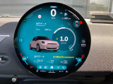 円形有機ELセンターディスプレイ、ミュージックサーバー、Bluetooth、ハンズフリーフォン付。