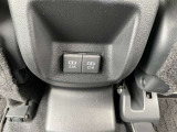 ご家族やご友人とのドライブに嬉しい、後部座席専用のUSBポートを装備しています。後席のお子様がタブレットで動画を楽しんだり、友人がスマホを充電したりする際も、電池切れの心配がなく快適に過ごせます