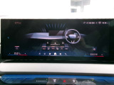 ドライバー正面に向かって緩やかにカーブした大型ディスプレイ。メーターとセンターモニターを一体化し、高精細な映像と直感的な操作性で、最新のデジタル体験を提供する先進的な装備です。