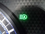 【ハイビームアシスト】先行車または対向車の有無や周辺の明るさなどに応じて、ヘッドライトのハイビーム(上向き)とロービーム(下向き)を自動で切り替えます。