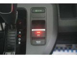 電子制御パーキングブレーキ搭載で指一本で簡単に操作することができます。さらに停車中に、ブレーキペダルを踏み続けなくても、自動的にブレーキを保持する機能である、オートマチックブレーキホールド付きです。