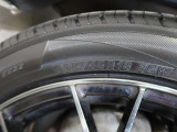 タイヤサイズは225/45R18です。