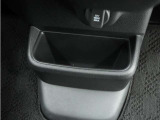 ◆センターロアボックス◆インパネ中央の下部には、ごみ箱としても使用する事ができるセンターロアボックスを装備しております。