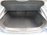 MAZDA3のラゲッジルームです。左右の張出しが少なく、フラットな床面ですのでお荷物も載せやすくなっています。