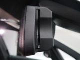 【ルームミラー一体型ETC】BMWといえばルームミラー一体型のETC。ドライバーから差し込めるかたちになっておりますので、差し忘れの際も慌てずにご利用いただけます。