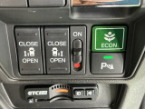 パワースライドドアの開閉はスマートキーのリモコンやドアノブは勿論、運転席側のスイッチ操作でも開閉ができ、安全・簡単です