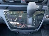 「オートエアコン」付き一年中快適な室内を提供!車内温度を設定すると、風量を自動で調節してくれます。さらに前席シートヒーターつき(^^)/