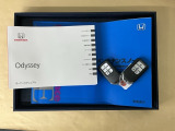 メンテナンスノート【点検整備記録簿・保証書】、取説も揃ってます。スマートキーはバッグなどにしまったままボタン操作でエンジン始動・停止やハイブリッドシステムの起動や停止ができて大変便利です