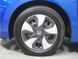 ◆純正ホイール装着車◆シンプルなデザインのホイールキャップ付きです。