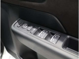ドア内側、手の届きやすい位置にドアガラスの開閉スイッチ(パワーウインドウ)があります。運転席にはいたずら防止のためのロック付!