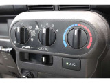 マニュアルエアコンのお車です!直感的な操作で車内の温度を調節することができます!