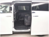 リアシートは可倒式になっていますので、長いお荷物も収納できます!!