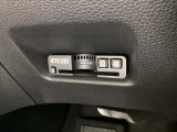 ハンドルの左下にETC2.0がついています。高速道路の料金所の通過も楽々です。カードの取り出しもしやすい場所についています。