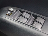 運転席からも操作可能な前席パワーウィンドウが装備されています。