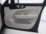 運転席ドアの全景です。キャビンを彩るすべてのものに、機能を形にした美しさが備わっています。
