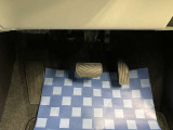 【ペダル類】操作性を考慮したペダル配置となっております。