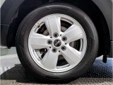 アロイは英語で合金を意味しますが、車の世界ではアルミ製のホイールを指します。大衆車のホイールは製造コストが安いスチール(鉄)でできていますが、アルミ(アルミ合金)製ホイールは軽いのが特徴です。
