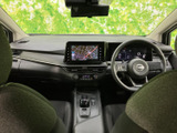 前席から見渡すと、運転席と助手席の間に操作部がまとまり、前方の視界もすっきりしています。表示画面やメーターを確認しやすく、運転中も落ち着いて過ごせる空間です。