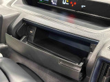 小物が収納できる運転席側インパネアッパーボックス。 ボックス内にはUSBソケットが一口。