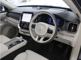 XC90の車内に漂う落ち着きある雰囲気をお楽しみください。優れた遮音性と先進のサスペンションテクノロジーにより、キャビンに侵入するロードノイズと不快な振動を最小限に抑えました。