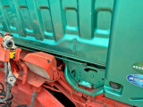 キャブバック運転席側にキズ・手塗り箇所があります。