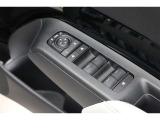 スイッチ一つで窓を開け閉めできるパワーウィンドウスイッチです。